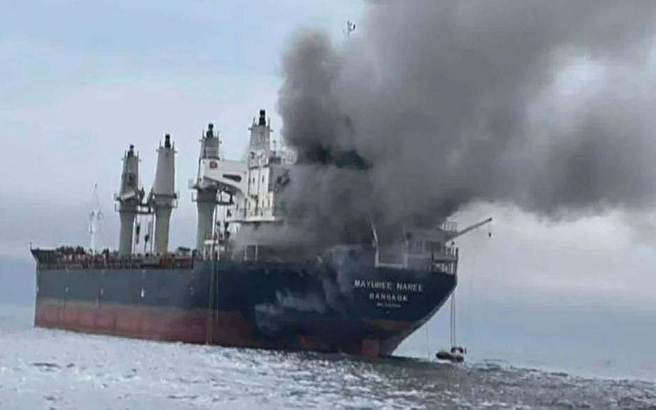 Iran tuyên bố kiểm soát eo biển Hormuz, xua 3 tàu nước ngoài ra khỏi đây Iran tuyên bố kiểm soát eo biển Hormuz, xua 3 tàu nước ngoài ra khỏi đây