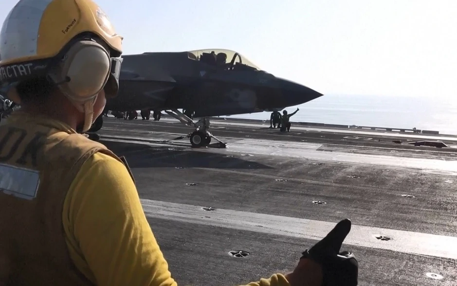 Iran tuyên bố phá hủy thêm "máy bay của đối thủ" khi Mỹ giải cứu phi công F-15 Iran tuyên bố phá hủy thêm "máy bay của đối thủ" khi Mỹ giải cứu phi công F-15