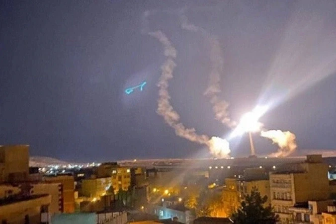 Iran tuyên bố phóng 10 tên lửa mang đầu đạn hơn 1 tấn về phía Israel Iran tuyên bố phóng 10 tên lửa mang đầu đạn hơn 1 tấn về phía Israel