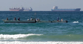 Iran tuyên bố "không 1 lít dầu nào" qua được Hormuz nếu Mỹ - Israel còn tấn công