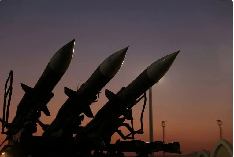 Iran tuyên bố "không lùi bước" trong cuộc đối đầu với Mỹ và Israel Iran tuyên bố "không lùi bước" trong cuộc đối đầu với Mỹ và Israel