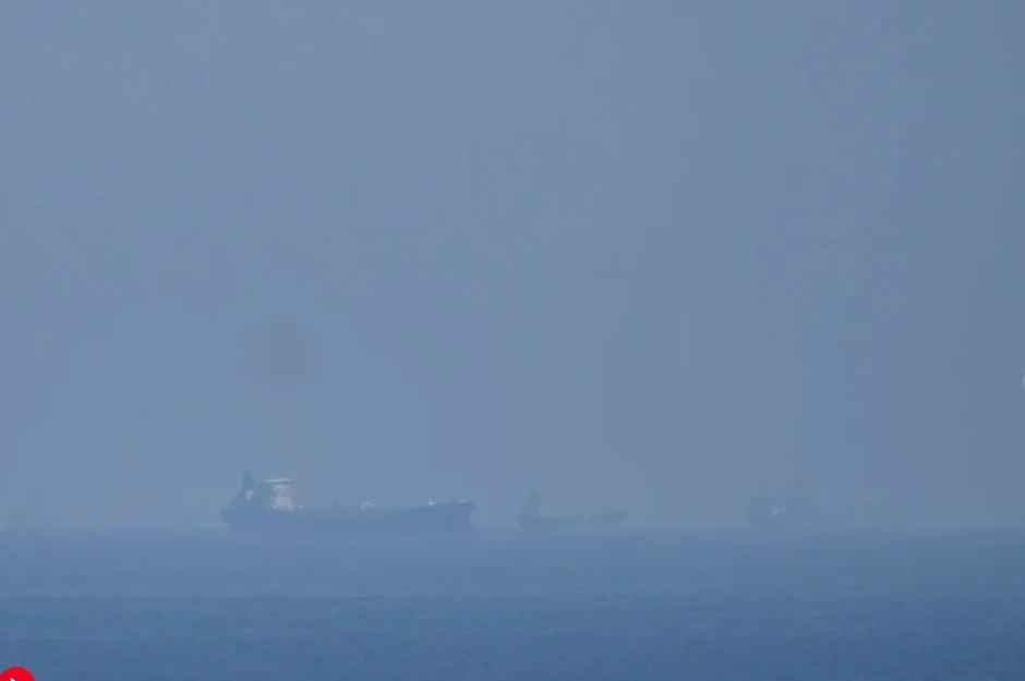 Iran tuyên bố tấn công 2 tàu đi qua eo biển Hormuz "bất hợp pháp" Iran tuyên bố tấn công 2 tàu đi qua eo biển Hormuz "bất hợp pháp"