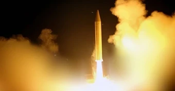 Iran tuyên bố tàu chiến Mỹ trúng tên lửa gần eo biển Hormuz gây lo ngại