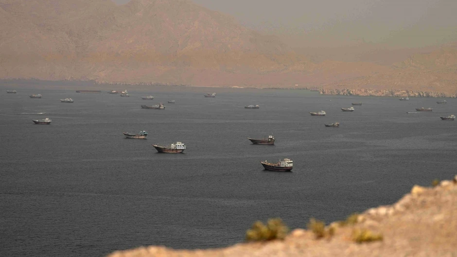 Iran và Oman lập “ủy ban chung” để thảo luận về eo biển Hormuz Iran và Oman lập “ủy ban chung” để thảo luận về eo biển Hormuz