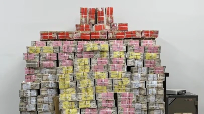 Iraq thu 20 triệu USD, 5kg vàng giấu trong chai nước ở nhà cựu quan chức Iraq thu 20 triệu USD, 5kg vàng giấu trong chai nước ở nhà cựu quan chức