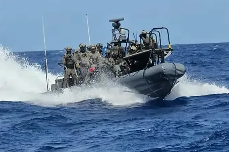 Israel bắt đầu trục xuất hàng trăm người trên đoàn tàu viện trợ Gaza Israel bắt đầu trục xuất hàng trăm người trên đoàn tàu viện trợ Gaza