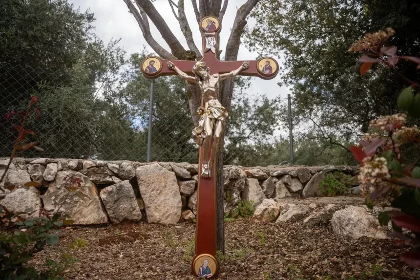Israel bắt giam 2 binh sĩ phá hoại tượng Chúa Jesus tại Lebanon Israel bắt giam 2 binh sĩ phá hoại tượng Chúa Jesus tại Lebanon