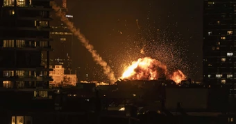 Israel tiếp tục không kích Iran