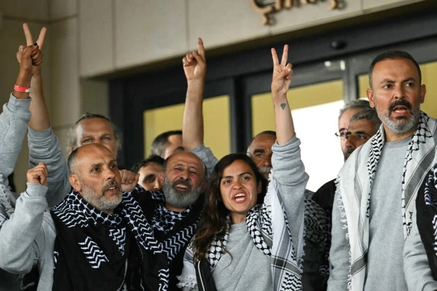 Israel trục xuất hàng trăm nhà hoạt động trên đoàn tàu cứu trợ Gaza Israel trục xuất hàng trăm nhà hoạt động trên đoàn tàu cứu trợ Gaza