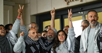 Israel trục xuất hàng trăm nhà hoạt động trên đoàn tàu cứu trợ Gaza
