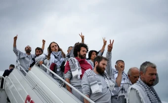 Israel trục xuất hơn 400 nhà hoạt động quốc tế sau bê bối quỳ gối, trói tay