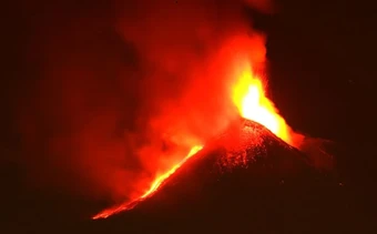 Italia: Đóng cửa sân bay Catania do tro bụi núi lửa Etna