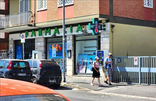 Italy đối mặt sóng nhiệt gay gắt và nguy cơ cháy rừng Italy đối mặt sóng nhiệt gay gắt và nguy cơ cháy rừng