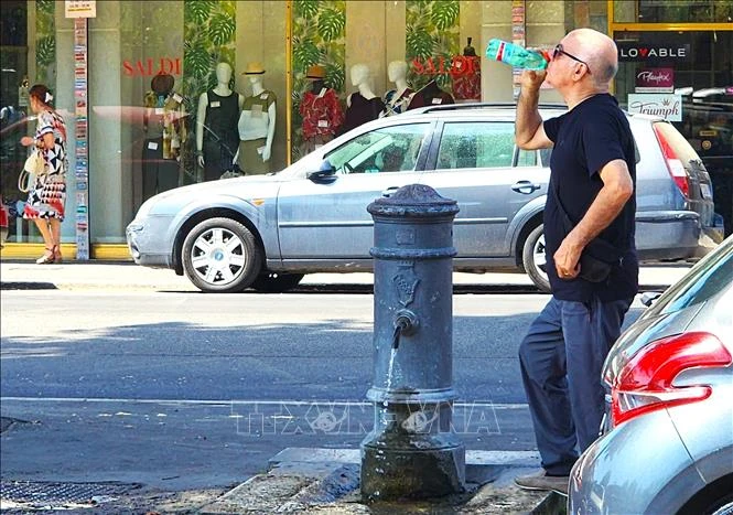 Italy đối mặt sóng nhiệt gay gắt và nguy cơ cháy rừng Italy đối mặt sóng nhiệt gay gắt và nguy cơ cháy rừng