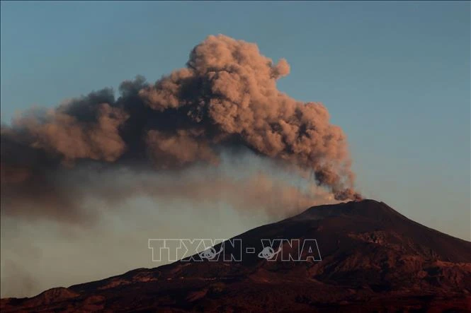 Italy: Núi lửa Etna phun tro bụi, sân bay lớn ở Sicily đóng cửa ngày thứ 5 Italy: Núi lửa Etna phun tro bụi, sân bay lớn ở Sicily đóng cửa ngày thứ 5