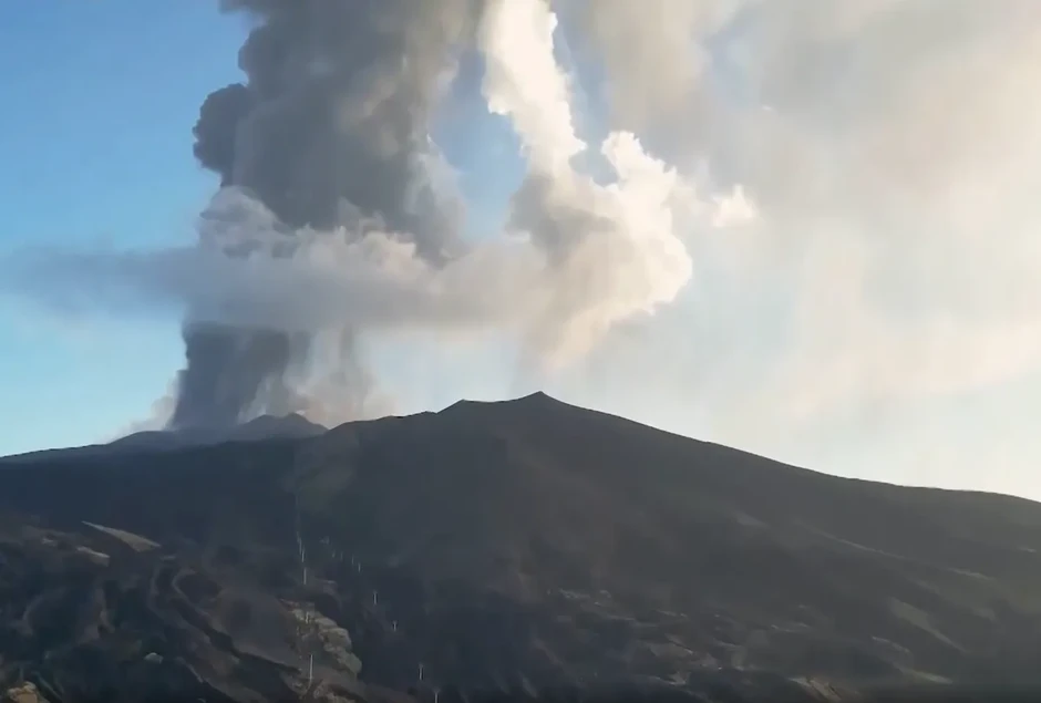Italy: Vận hành cáp treo trên núi lửa Etna Italy: Vận hành cáp treo trên núi lửa Etna
