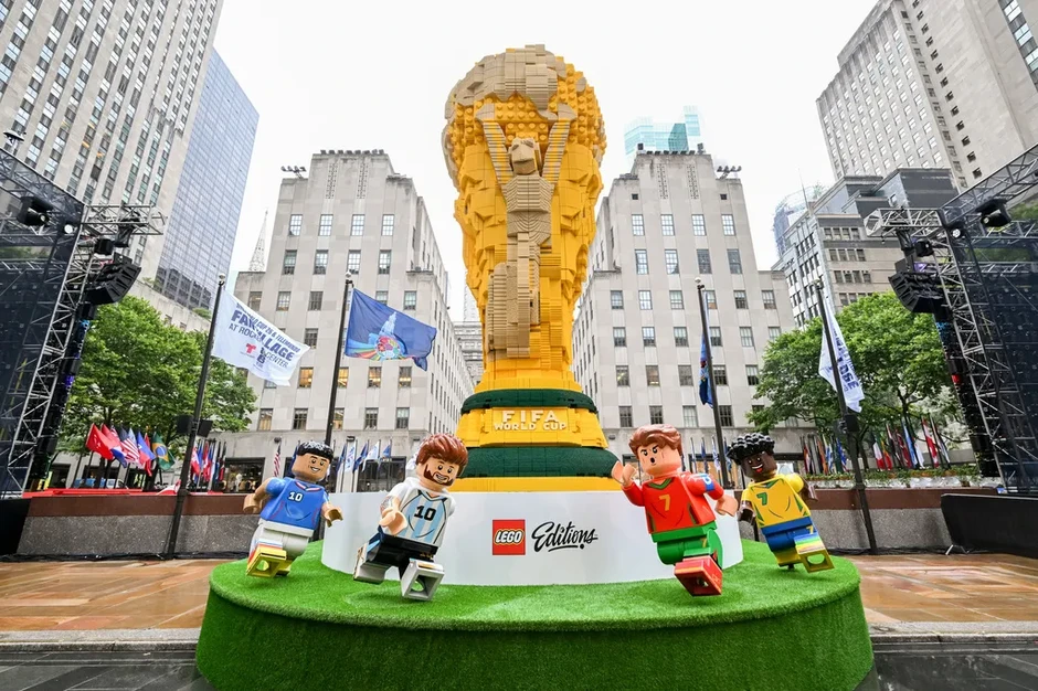Khánh thành cúp World Cup LEGO khổng lồ Khánh thành cúp World Cup LEGO khổng lồ