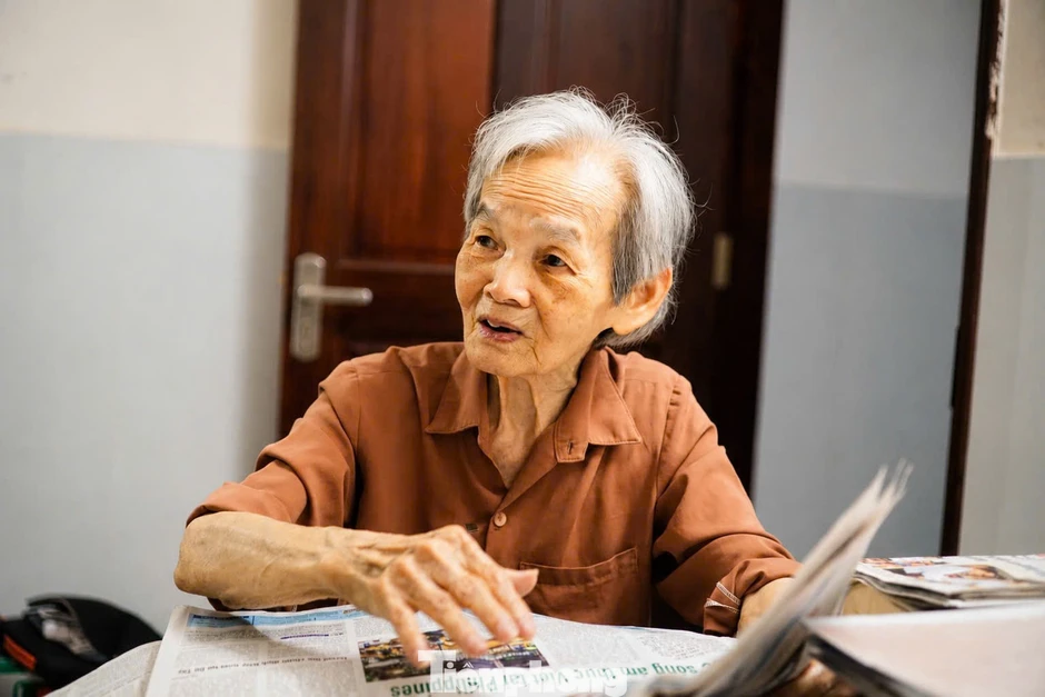 Khảo sát vị trí được cho là nơi chôn cất liệt sĩ Nguyễn Thị Minh Khai Khảo sát vị trí được cho là nơi chôn cất liệt sĩ Nguyễn Thị Minh Khai