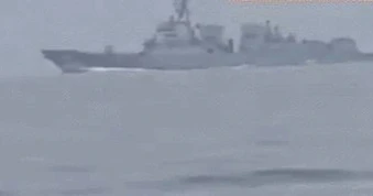 Khoảnh khắc hải quân Iran ngăn cản tàu chiến Mỹ ở eo biển Hormuz