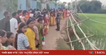 Khoảnh khắc hỗn loạn trong thảm kịch giẫm đạp tại đền Ashok Dham