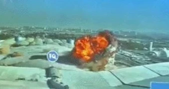 Khoảnh khắc Iran phóng hỏa lực đánh trúng sân bay Kuwait