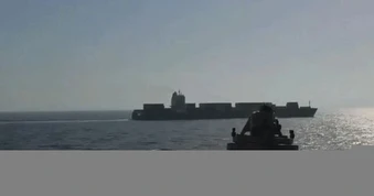 Khoảnh khắc Mỹ nổ súng vào tàu hàng Iran, Tehran cảnh báo đanh thép