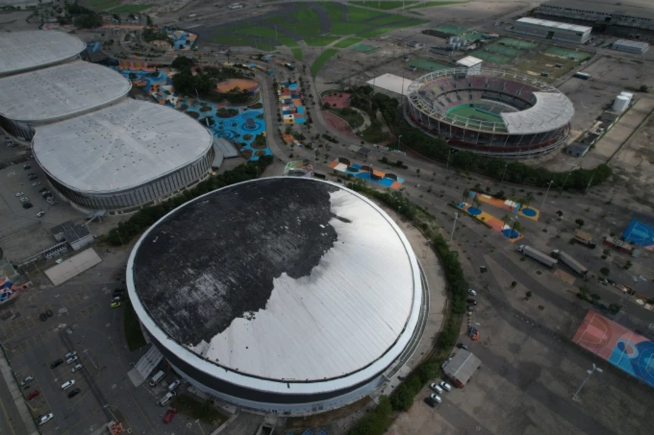 Khoảnh khắc mái vòm nhà thi đấu Olympic bốc cháy