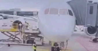 Khoảnh khắc máy bay Đức bất ngờ sập càng đáp
