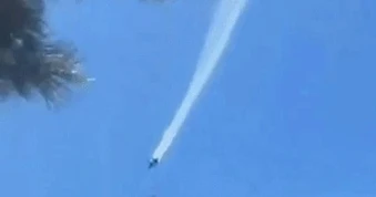 Khoảnh khắc tiêm kích F/A-18 của Mỹ lao xuống đất bốc cháy