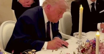 Khoảnh khắc Tổng thống Trump ký thỏa thuận hòa bình với Iran trên bàn tiệc