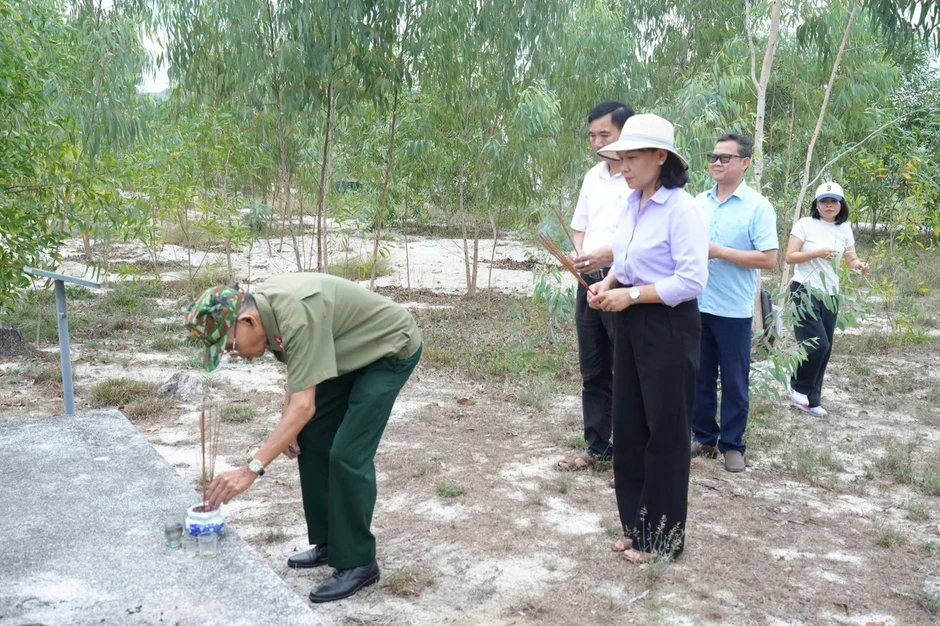 Khoanh vùng khu vực nghi có hố chôn liệt sĩ ở di tích Cấm An Sơn Khoanh vùng khu vực nghi có hố chôn liệt sĩ ở di tích Cấm An Sơn