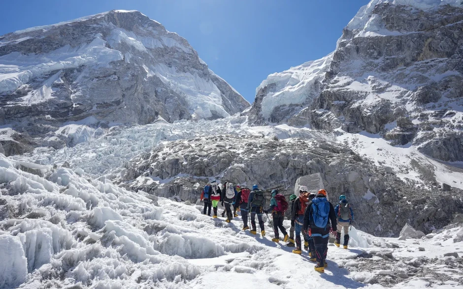 Khối băng chặn đường khiến hàng trăm người mắc kẹt tại Everest Khối băng chặn đường khiến hàng trăm người mắc kẹt tại Everest