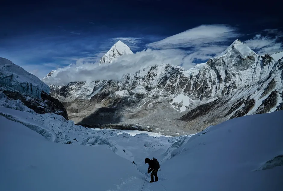 Khối băng chặn đường khiến hàng trăm người mắc kẹt tại Everest Khối băng chặn đường khiến hàng trăm người mắc kẹt tại Everest
