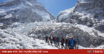 Khối băng chặn đường khiến hàng trăm người mắc kẹt tại Everest