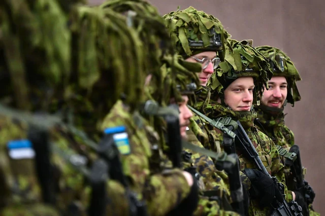 Không muốn “chờ NATO đến”, một thành viên điều quân chủ lực sát biên giới Nga: Điện Kremlin phản ứng sao? Không muốn “chờ NATO đến”, một thành viên điều quân chủ lực sát biên giới Nga: Điện Kremlin phản ứng sao?