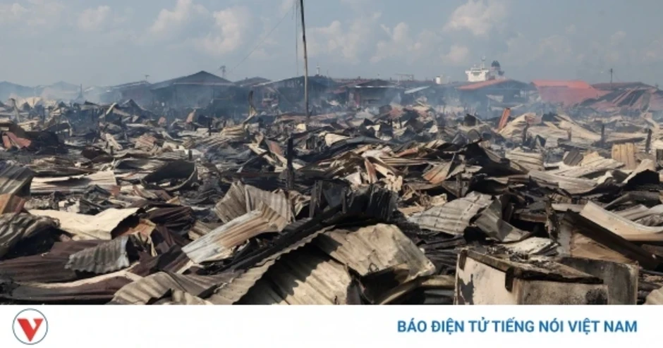 Kinh hoàng cảnh tượng hỏa hoạn thiêu rụi 1.000 ngôi nhà ven biển tại Malaysia Kinh hoàng cảnh tượng hỏa hoạn thiêu rụi 1.000 ngôi nhà ven biển tại Malaysia