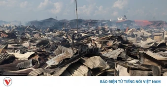Kinh hoàng cảnh tượng hỏa hoạn thiêu rụi 1.000 ngôi nhà ven biển tại Malaysia