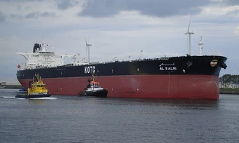 Kuwait cáo buộc Iran tập kích, gây cháy tàu dầu 320.000 tấn
