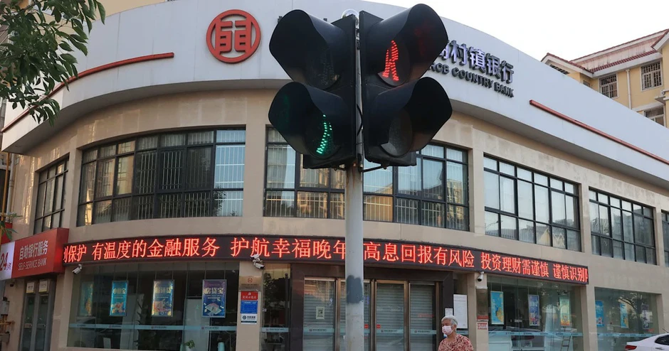Kỷ lục 670 ngân hàng bị đóng cửa: Chuyện gì đang xảy ra ở nước láng giềng Việt Nam?
