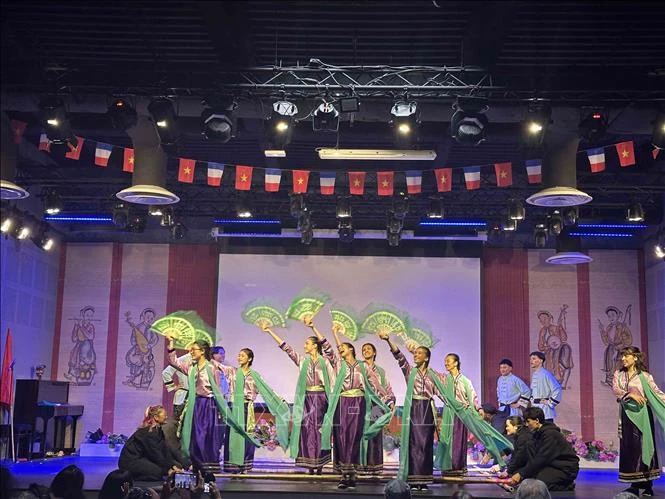 Kỷ niệm 50 năm Hội Thanh niên Việt Nam tại Pháp: Gìn giữ bản sắc, kết nối các thế hệ Kỷ niệm 50 năm Hội Thanh niên Việt Nam tại Pháp: Gìn giữ bản sắc, kết nối các thế hệ