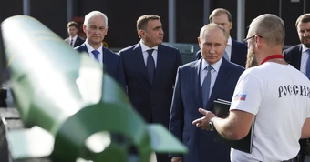 Lần đầu ra mắt trước đại diện 60 nước: Ông Putin gặp loạt tùy viên quân sự, công bố vũ khí "phá kế hoạch NATO"