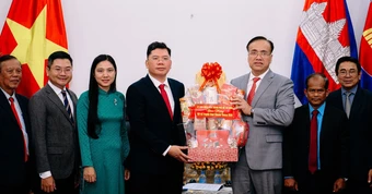 Lãnh đạo TP.HCM chúc Tết Chol Chnam Thmey, thúc đẩy hợp tác y tế với Campuchia