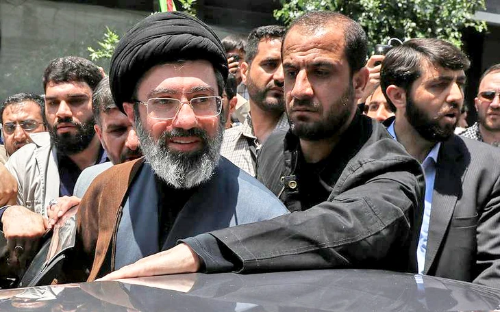 Lãnh tụ tối cao Iran bị thương nặng ở mặt và chân?