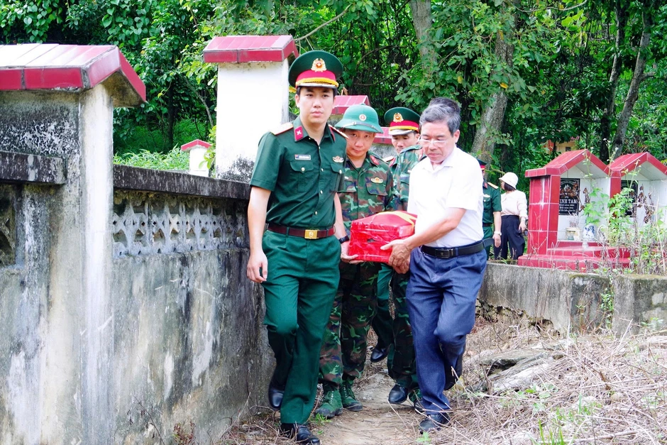 Lào Cai cất bốc được nhiều mộ liệt sĩ để xác định danh tính, bàn giao cho gia đình, dòng họ Lào Cai cất bốc được nhiều mộ liệt sĩ để xác định danh tính, bàn giao cho gia đình, dòng họ