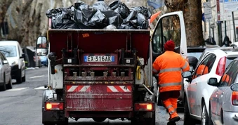 Lao công giúp người phụ nữ Italy tìm lại vé số trúng 1 triệu euro vứt nhầm