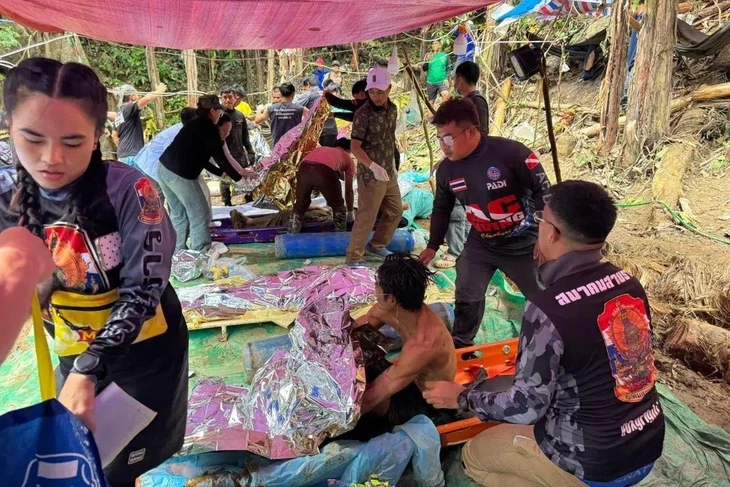 Lào: Thêm 4 thợ mỏ được giải cứu khỏi hang động sau 10 ngày mắc kẹt Lào: Thêm 4 thợ mỏ được giải cứu khỏi hang động sau 10 ngày mắc kẹt