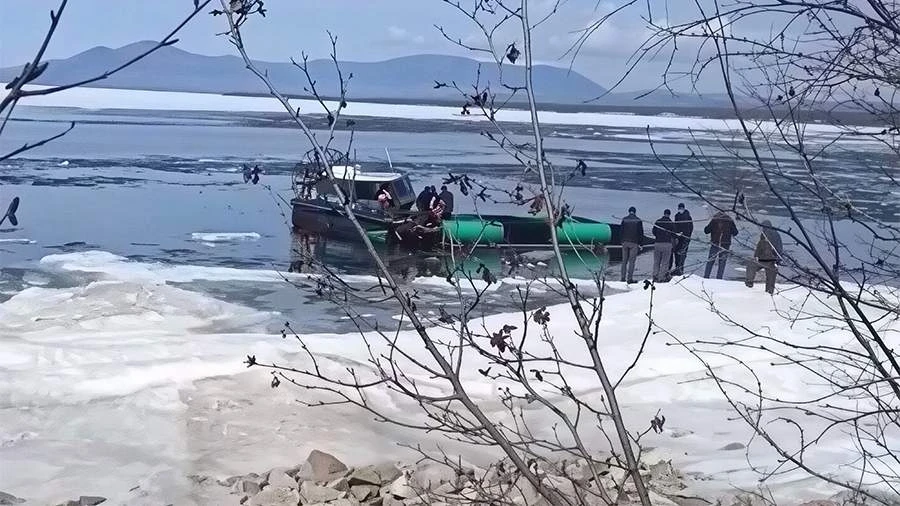 Lật thuyền chở khách du lịch trên hồ Baikal làm 5 người thiệt mạng Lật thuyền chở khách du lịch trên hồ Baikal làm 5 người thiệt mạng