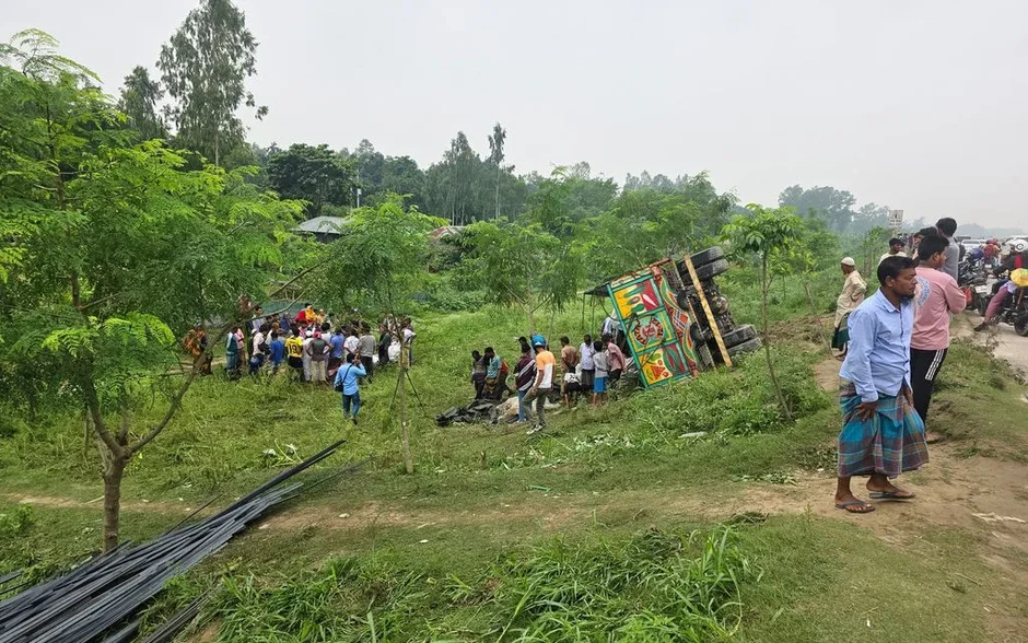 Lật xe tải ở Bangladesh, ít nhất 15 người thiệt mạng Lật xe tải ở Bangladesh, ít nhất 15 người thiệt mạng