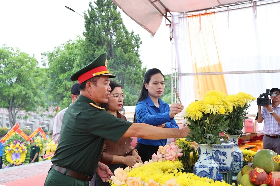 Lấy mẫu ADN tìm lại danh tính 8 liệt sĩ ở Ngã ba Đồng Lộc Lấy mẫu ADN tìm lại danh tính 8 liệt sĩ ở Ngã ba Đồng Lộc