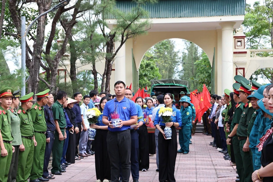 Lấy mẫu ADN tìm lại danh tính 8 liệt sĩ ở Ngã ba Đồng Lộc Lấy mẫu ADN tìm lại danh tính 8 liệt sĩ ở Ngã ba Đồng Lộc